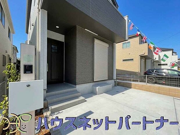 玄関前に季節のお花を置いて可愛く演出してみてはいかがですか。楽しいお家造りが待っています。