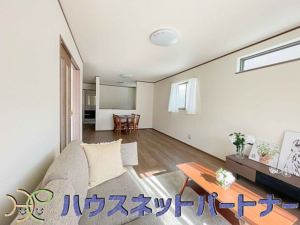 太陽の光が照らす明るいリビングは、開放感があり通風・採光に優れ、心地よい光と風が舞い込んできます。心休まるリビングは何よりも快適な時間を過ごせます。