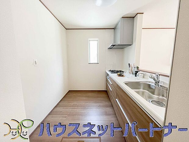 カウンターキッチンは広くて収納力もあるので、快適に料理をすることができます。食器や炊事用具を手の届くところに配置しやすいため調理もスピーディーです。