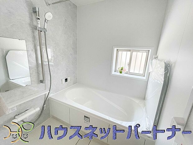 全身浴と半身浴ができる高い機能性と、満水容量を削減して水道・光熱費を節約しました。デザインとエコ性能を両立させた、これからのスタンダード浴槽です。
