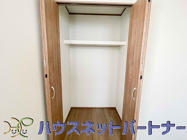壁面クローゼットのメリットは、衣類が横一列に並ぶためひと目で洋服が選びやすいこと。衣類をたくさんお持ちの方も、限られたスペース内に無理なく収納することができます。