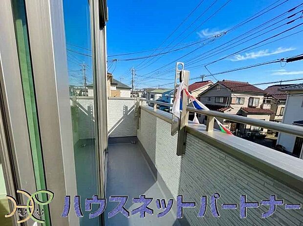 陽当りが良いと、洗濯物が乾きやすいですし、湿気やカビの心配も減るので快適です。寒い冬の日でも、日差しが届くと家の中が暖かくなりますね。