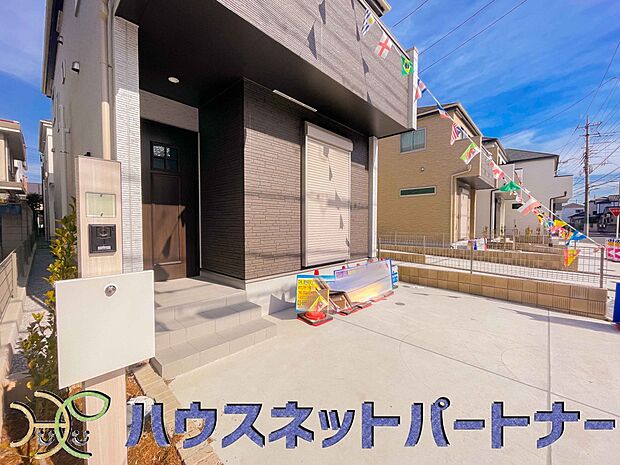 玄関横に駐車場なのでお買い物をした後は楽にお家へ。沢山お買物した時は助かりますね。