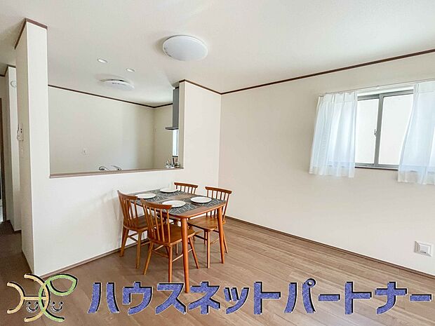 リビングは、食事スペースと寛げる場所設けてもまだ余裕の広さ。明るい光が照らしてくれます。