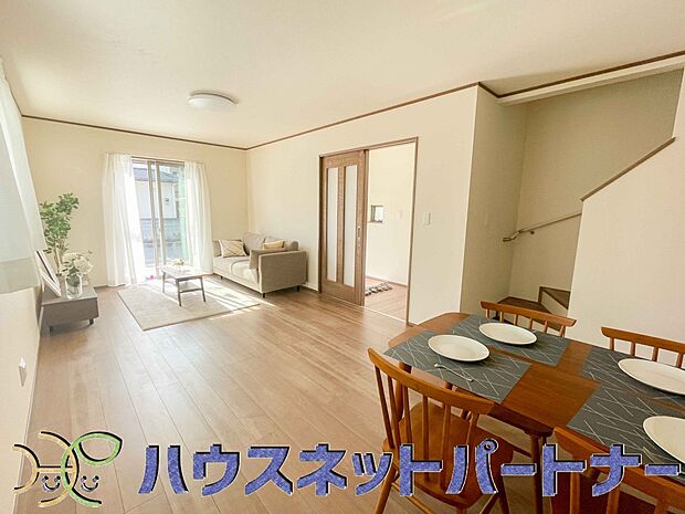 明るく開放的なダイニング。家族とのコミュニケーションが取りやすく、みんなの笑顔が溢れます。