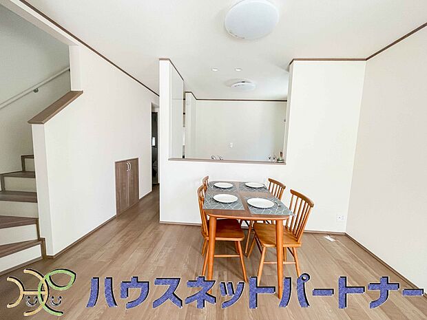 お料理できたらカウンターから手渡しができます。家族で会話をしながらお料理を楽しく。