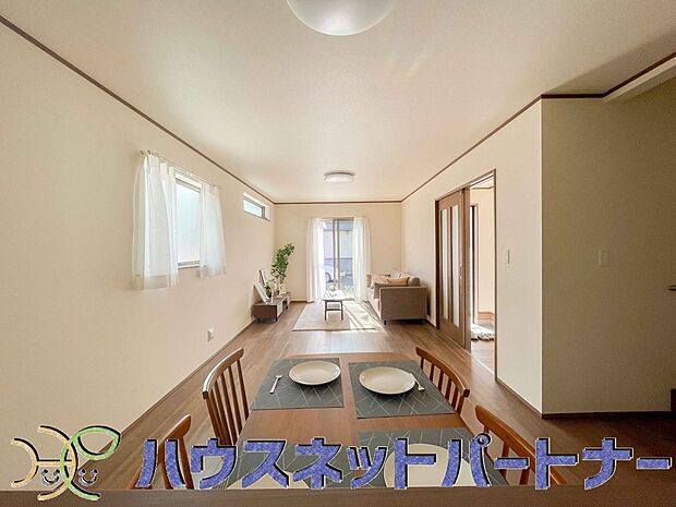 忙しい朝でも家族揃って食事をして頂ける、ゆとりある大きさのダイニングスペース。奥様の手料理をカウンター越しに受けとって頂き、テーブルで囲む素敵な時間を存分にお愉しみ下さい。