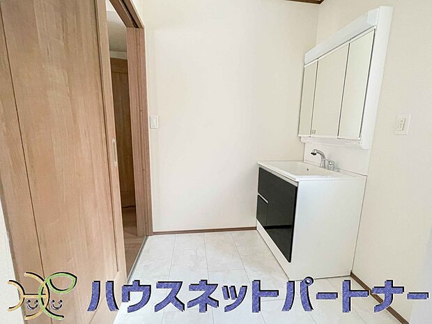 毎日使う洗濯機。しっかりと奥行きのある置き場が確保されています。