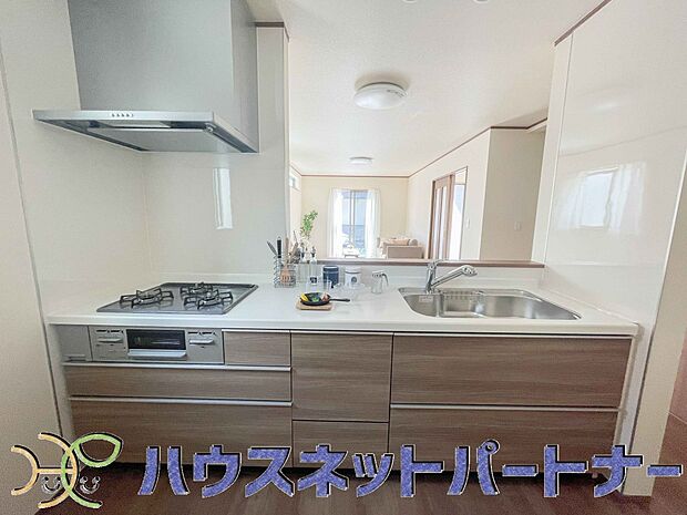 三口コンロで料理の幅を拡げてくれる使いやすいシステムキッチンを採用。洗い場も大きいので野菜や食器を洗ったりする際にも捗り、奥様の強い味方となってくれるはずです。