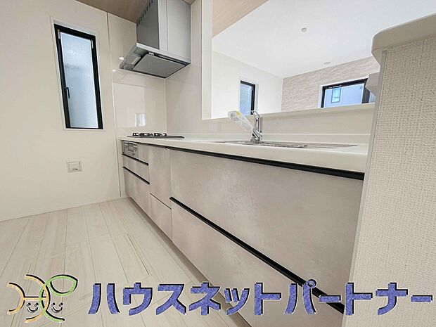 カウンターキッチンは広くて収納力もあるので、快適に料理をすることができます。食器や炊事用具を手の届くところに配置しやすいため調理もスピーディーです。