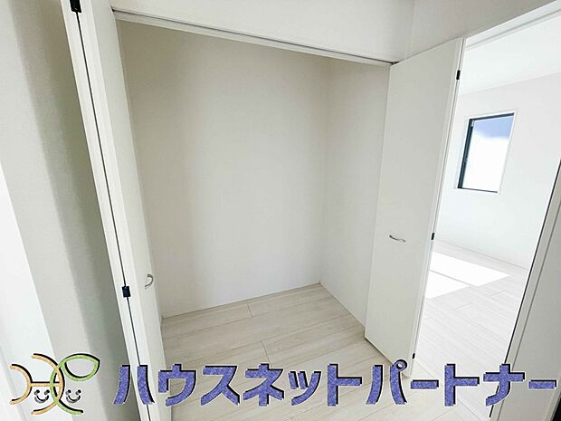 壁面クローゼットのメリットは、衣類が横一列に並ぶためひと目で洋服が選びやすいこと。衣類をたくさんお持ちの方も、限られたスペース内に無理なく収納することができます。