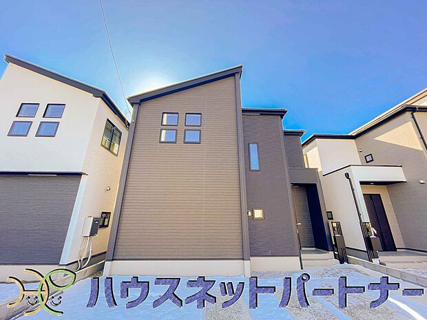 街に溶け合う美しい景観と、採光や風通しを考えて設計された間取り。近隣の視線を考え調整した窓位置など、外観だけでなく、住まうご家族の心地よさを最優先しました。