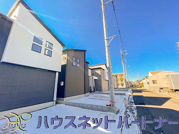 前面道路でお車を駐車するのも楽々。