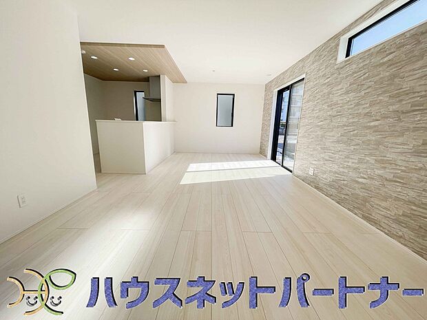 リビングは、食事スペースと寛げる場所設けてもまだ余裕の広さ。明るい光が照らしてくれます。