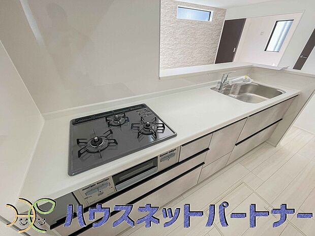 三口コンロで料理の幅を拡げてくれる使いやすいシステムキッチンを採用。洗い場も大きいので野菜や食器を洗ったりする際にも捗り、奥様の強い味方となってくれるはずです。