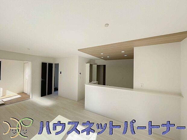 忙しい朝でも家族揃って食事をして頂ける、ゆとりある大きさのダイニングスペース。奥様の手料理をカウンター越しに受けとって頂き、テーブルで囲む素敵な時間を存分にお愉しみ下さい。