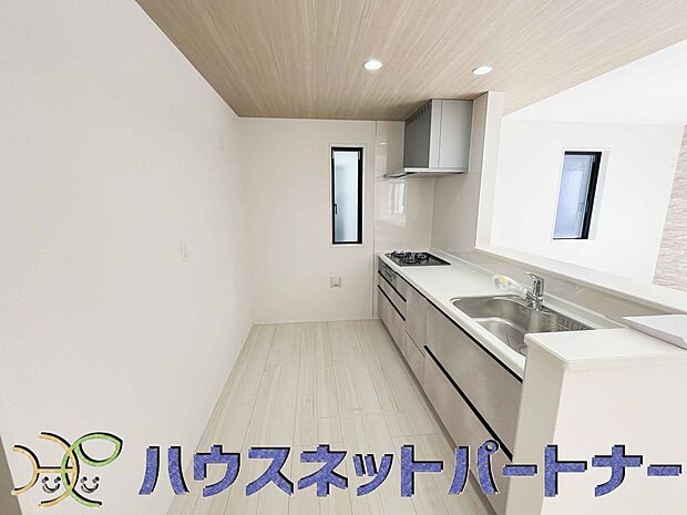 寛ぐ方とお料理をされる方の一体感を重視した設計のキッチン。会話の弾むキッチンは自然とご家族の中心に。