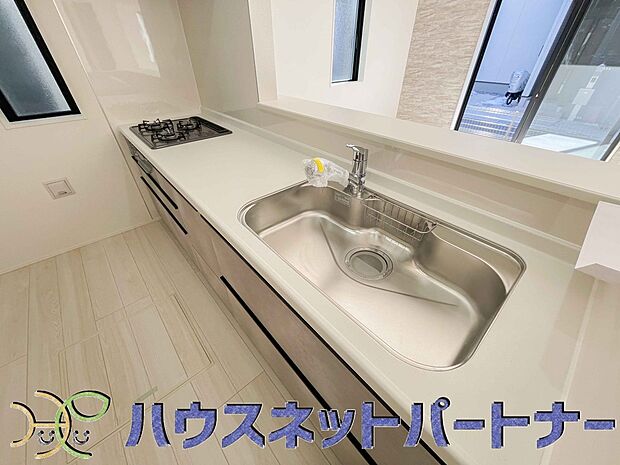 人工大理石のワークトップやシンクは、水を流しただけできれいになったように見えます。白いキッチンは明るく清潔感があり、とっても素敵です。