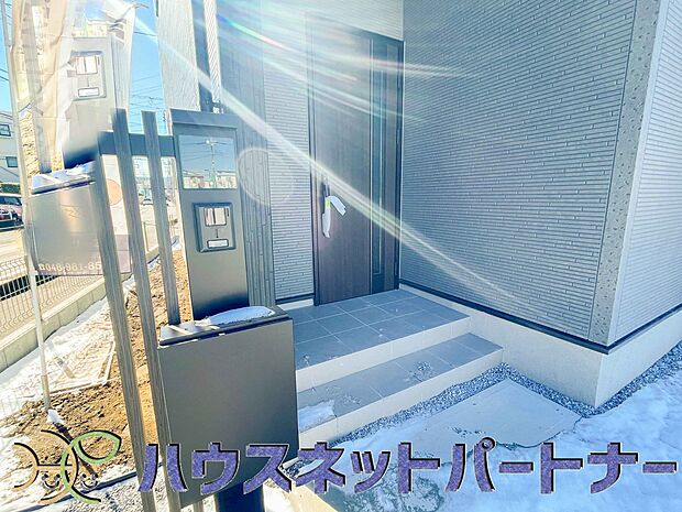 玄関の扉を開けるとそこは家族の待つお家。笑い声が聞こえてきそう。