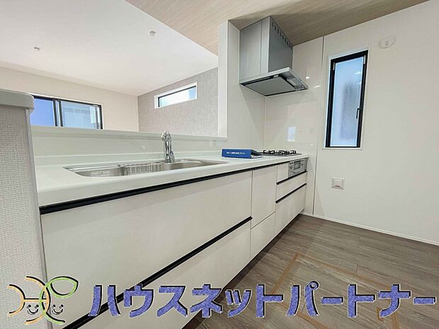 カウンターキッチンは広くて収納力もあるので、快適に料理をすることができます。食器や炊事用具を手の届くところに配置しやすいため調理もスピーディーです。