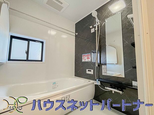 全身浴と半身浴ができる高い機能性と、満水容量を削減して水道・光熱費を節約しました。デザインとエコ性能を両立させた、これからのスタンダード浴槽です。