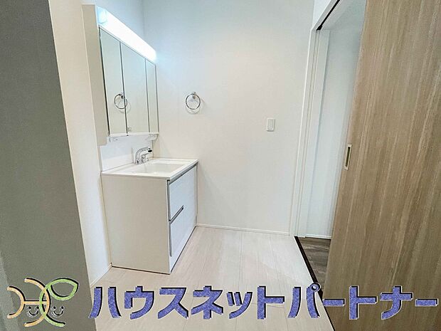 洗面室のある脱衣所は広々。脱いだお洋服をそのままお洗濯。