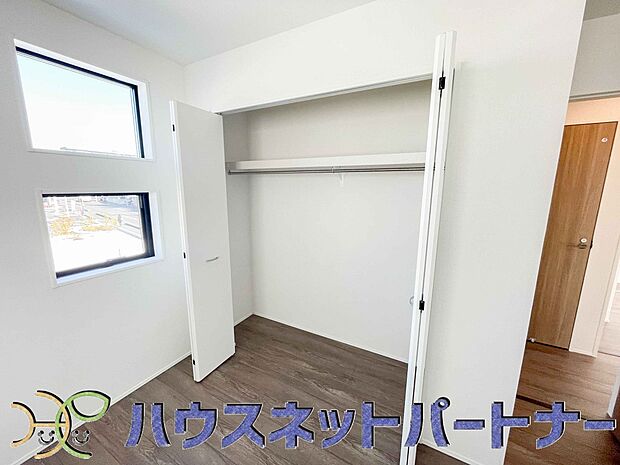壁面クローゼットのメリットは、衣類が横一列に並ぶためひと目で洋服が選びやすいこと。衣類をたくさんお持ちの方も、限られたスペース内に無理なく収納することができます。