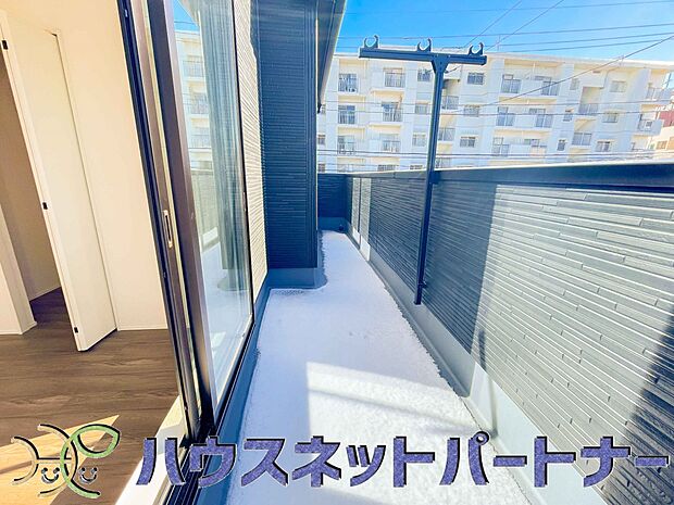 青い空が近くに感じるバルコニーは、爽やかな風をお部屋へ運んでくれます。