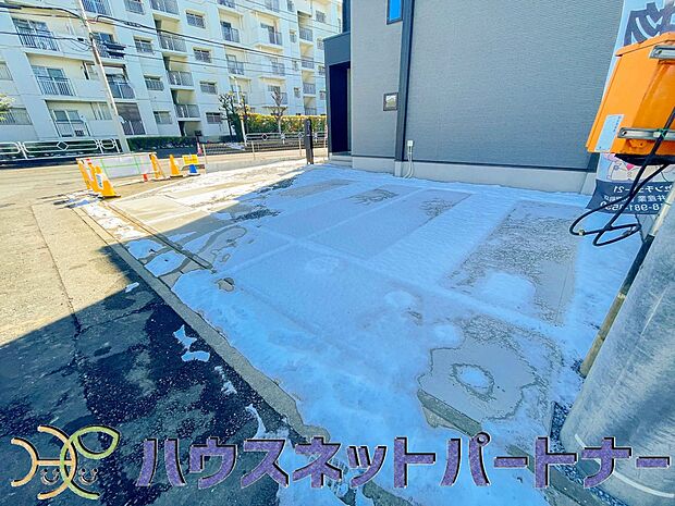 通勤や家族の送迎など、毎日の生活にマイカーが欠かせない方にとって駐車場は大事な条件。敷地内にカースペースがあれば、お出かけやお買い物の際の搬入出もらくらくです。