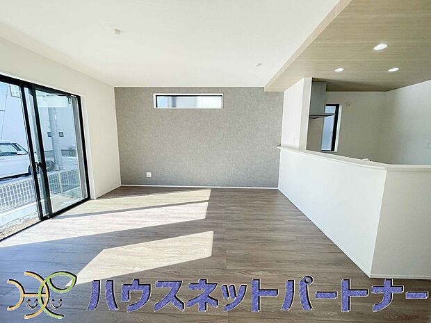 リビングは、食事スペースと寛げる場所設けてもまだ余裕の広さ。明るい光が照らしてくれます。