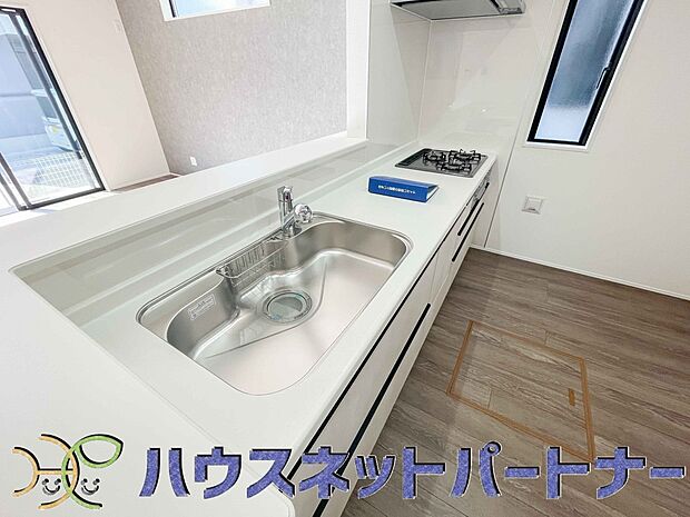 人工大理石のワークトップやシンクは、水を流しただけできれいになったように見えます。白いキッチンは明るく清潔感があり、とっても素敵です。