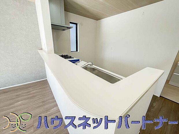 忙しい朝でも家族揃って食事をして頂ける、ゆとりある大きさのダイニングスペース。奥様の手料理をカウンター越しに受けとって頂き、テーブルで囲む素敵な時間を存分にお愉しみ下さい。