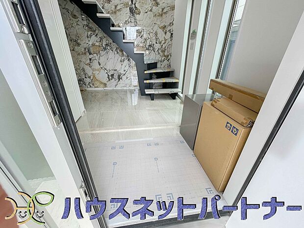玄関の扉を開けると家族の待つお家。幸せを感じる瞬間です。