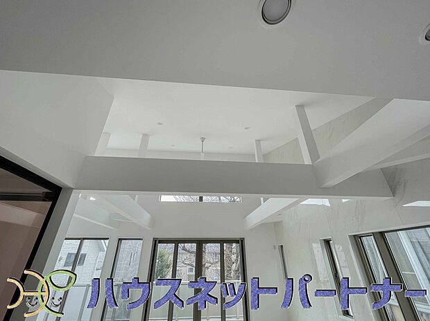 太陽の光が照らす明るいリビングは、開放感があり通風・採光に優れ、心地よい光と風が舞い込んできます。心休まるリビングは何よりも快適な時間を過ごせます。