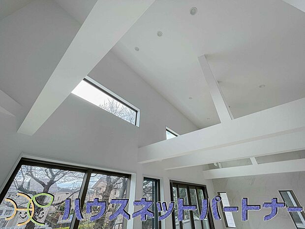 おしゃれな空間を演出する吹抜け。日中の光を家の奥に取り込んだり、広々とした印象と開放感を与えてくれます。上階とつながることで、いつも家族を近くに感じられることも大きなポイントです。