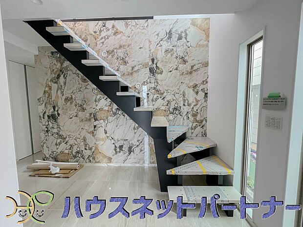 階を移動する際に必ずリビングを通る、リビングイン階段。自然なかたちで家族が集まるため、お子様の個室が1階や3階にある場合でも、毎日の挨拶や会話が増えやすくなります。