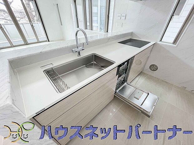 人工大理石のワークトップやシンクは、水を流しただけできれいになったように見えます。白いキッチンは明るく清潔感があり、とっても素敵です。