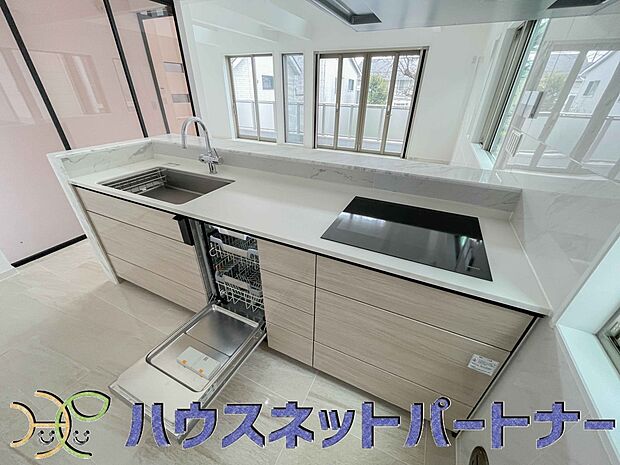 木目調のキッチンは落ち着いた雰囲気で収納もたくさん。嬉しい食洗器付です。汚れも目立ちません。