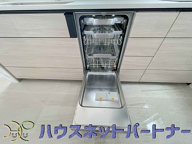ビルトイン食器洗乾燥機完備。家事のお手伝いをしてくれる奥様の味方です。食器を洗っている間にお掃除など、様々なシーンで家事の時短に役立つ食洗機。省スペースのビルトインタイプを採用致しました。