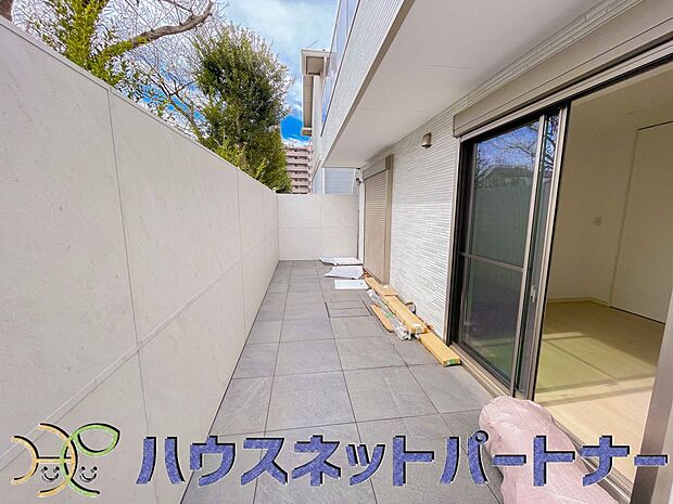 通路を広く確保し、洗濯物をゆったりと干すことができます。また、プランターを飾ったり、ガーデンチェアなどを置けば、快適なアウトドアリビングにもなります