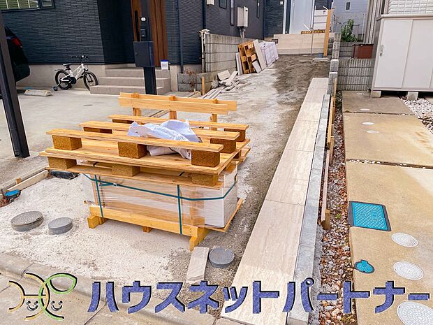 通勤や家族の送迎など、毎日の生活にマイカーが欠かせない方にとって駐車場は大事な条件。敷地内にカースペースがあれば、お出かけやお買い物の際の搬入出もらくらくです。