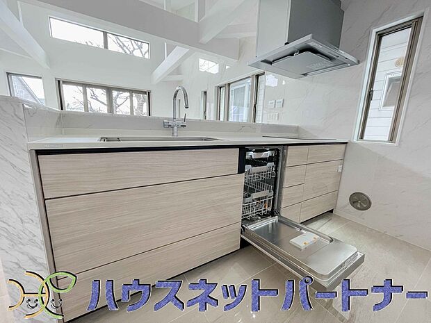 食洗機完備なので冬場の冷たい洗い物や忙しい主婦だからこそ食洗機をかけてる間に他の家事をこなすこともできちゃいますね。
