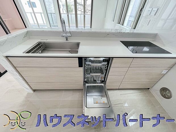 明るく開放的なカフェスタイルキッチン。家族とのコミュニケーションが取りやすく、みんなの笑顔が溢れます。