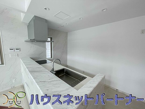 キッチン吊戸棚を無くす事によって、コミュニケーションを重視した設計に致しました。区画によって変わる一体感を、実際にご覧になって頂けましたらと思います。