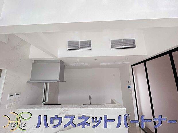 お料理できたらカウンターから手渡しができます。家族で会話をしながらお料理を楽しく。