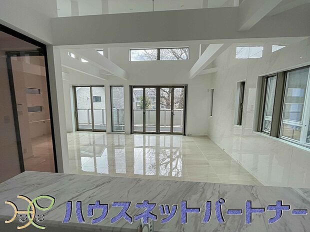 明るく開放的なダイニング。家族とのコミュニケーションが取りやすく、みんなの笑顔が溢れます。