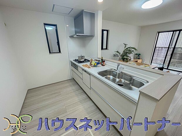 明るい自然光が入る作業スペースを多くとったキッチン採用。夫婦揃ってキッチンに立っても調理がしやすく、家事をしながら会話も弾みます。食器類もすっきりと片付く収納力。
