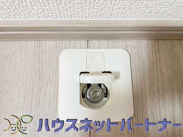 リビングに設置したガス栓。暖房器具や鍋パーティーに活躍します。