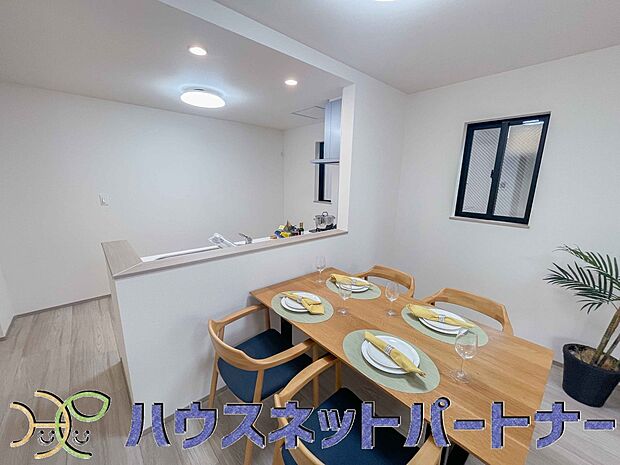 お料理できたらカウンターから手渡しができます。家族で会話をしながらお料理を楽しく。