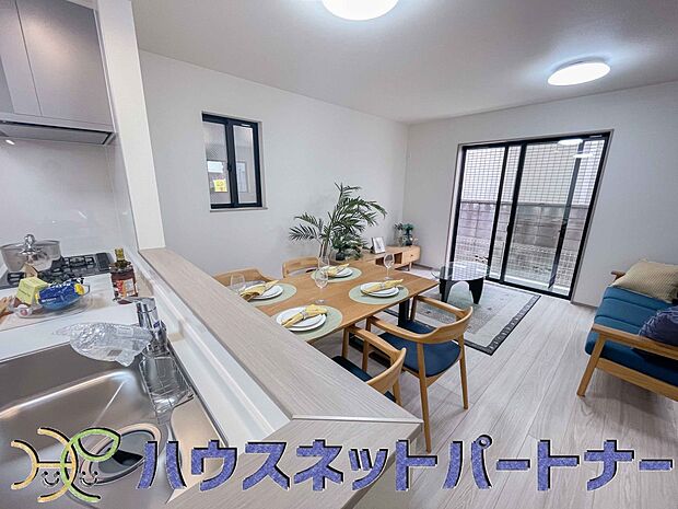 キッチン吊戸棚を無くす事によって、コミュニケーションを重視した設計に致しました。区画によって変わる一体感を、実際にご覧になって頂けましたらと思います。